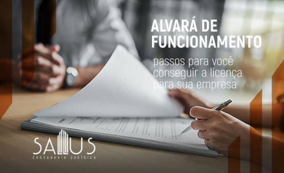 Mãos de um homem cruzadas sobre a mesa e a mão de uma mulher segurando uma caneta sobre um papel. Em primeiro plano lê-se a frase: Alvará de funcionamento: passos para você conseguir a licença para sua empresa